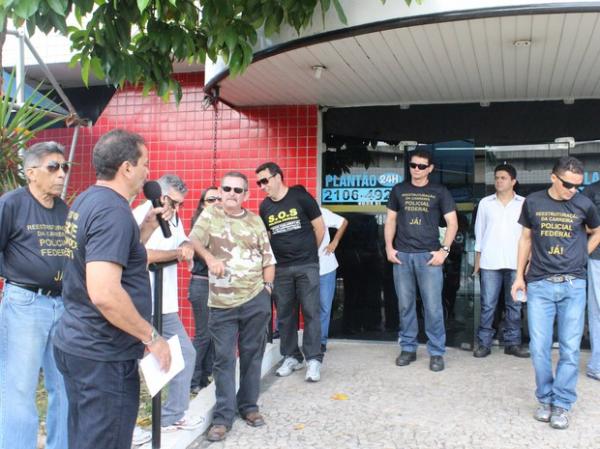 Ato público dos policiais aconteceu na sede da Superintendência Regional no Piauí.(Imagem:Catarina Costa/G1)