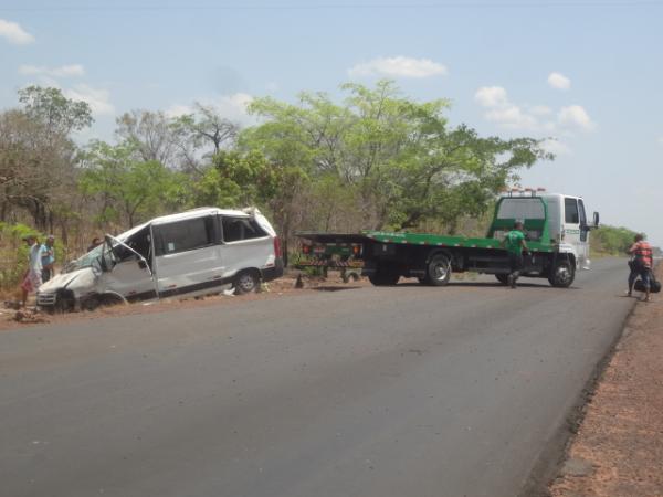 Van capota na BR-343 e deixa cinco pessoas feridas.(Imagem:FlorianoNews)