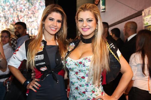 Ex-BBB Cacau e a modelo Deborah Albuquerque posaram juntas em rodeio no interior de São Paulo.(Imagem:Manuela Scarpa/Photo Rio News)