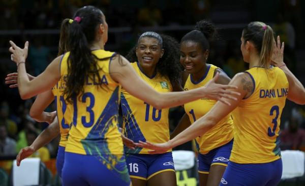 Meninas do Brasil comemoram ponto contra argentinas.(Imagem:Marcelo Del Pozo/REUTERS)