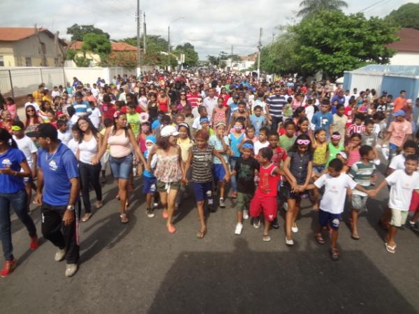 Arrastinho faz alegria da criançada. (Imagem:FlorianoNews)