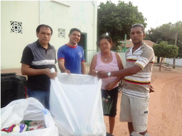 Moradores da Vila Vicentino recebem doação dos comerciários.(Imagem:FlorianoNews)