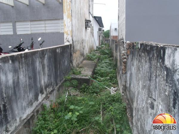 Fórum de Floriano está caindo aos pedaços.(Imagem: Lorenna Ribeiro e Janaína Santos)