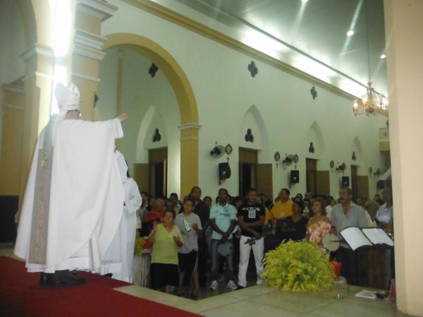 Fiéis celebram o encerramento da festa de Santos Reis.(Imagem:FlorianoNews)