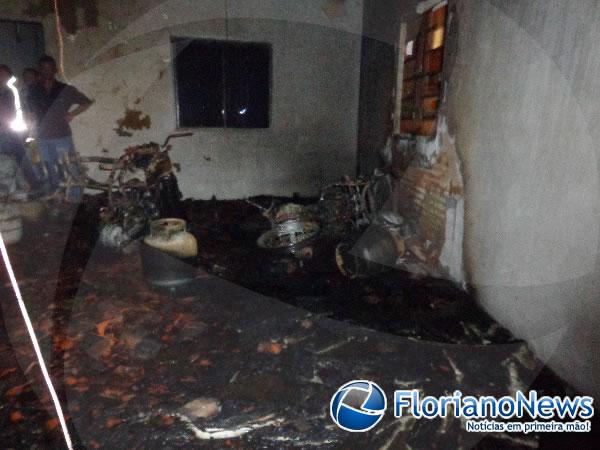 Incêndio atinge escritório de depósito de gás no bairro Irapuá I em Floriano.(Imagem:FlorianoNews)