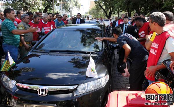 Carro do governador foi cercado pelos policiais(Imagem:180graus)