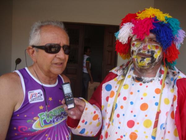 Mesmo vestido de palhaço ele não deixa de ser o Amarelinho de sempre e continua nas suas entrevistas(Imagem:redação)