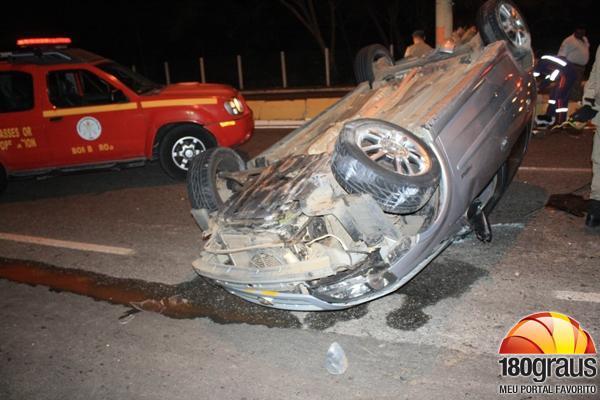 Estudante capota Corsa após colidir com Uno na zona Leste de Teresina.(Imagem:180graus)