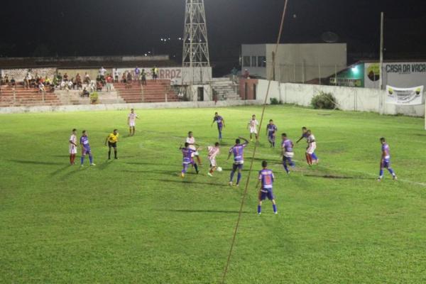 Chances desperdiçadas no segundo tempo custam derrota ao 4 de Julho. (Imagem: Emanuele Madeira/GloboEsporte.com)