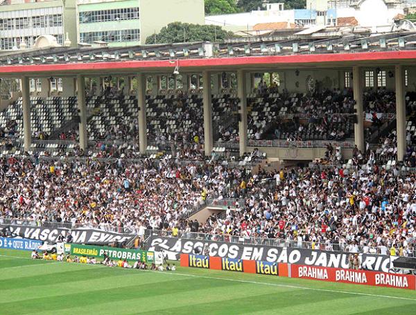 Vascaínos exibem faixa pedindo clássicos em São Januário.(Imagem:Rafael Cavalieri / Globoesporte.com)