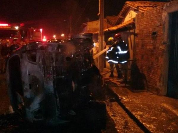 Carro ficou completamente destuído.(Imagem:Polícia Militar)