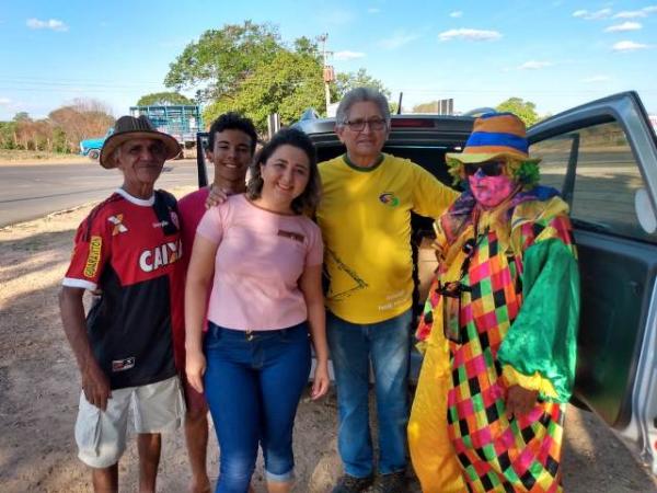 Palhaço Carrapeta faz a alegria das crianças com distribuição de bombons.(Imagem:FlorianoNews)