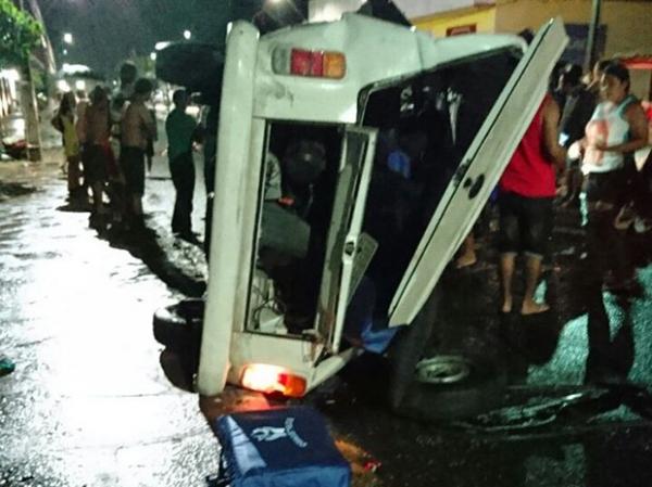 Kombi capotou, deixou um morto e cinco feridos.(Imagem:Moisés Lopes/PiripiriReporter)