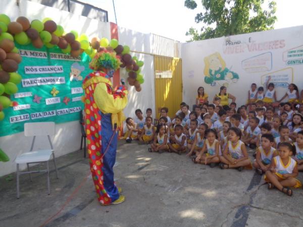 Palhaço Carrapeta faz distribuição de bombons na Escola Mega.(Imagem:FlorianoNews)