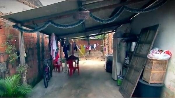 A casa onde Cida vive em bairro humilde de Itaguaí, interior do Estado do Rio.(Imagem:Reprodução/Record TV)