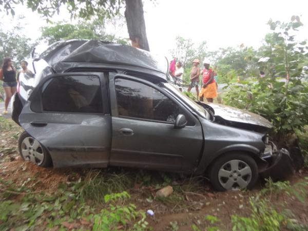 Veículo sai da pista, colide em árvore e deixa duas pessoas mortas na BR-343(Imagem:FlorianoNews)