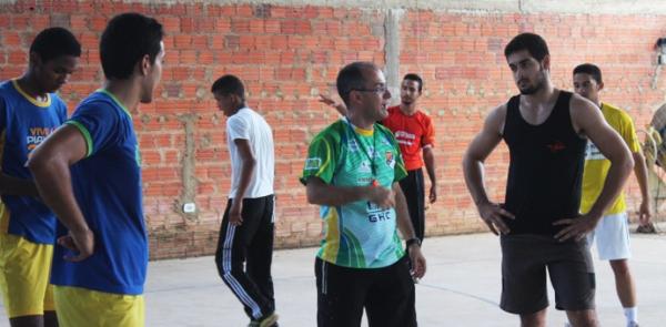 Giuliano Ramos durante treino: quadra onde time treina foi construída por ele.(Imagem: Josiel Martins)