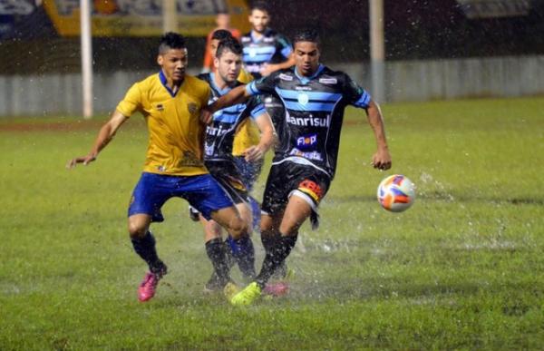 Gramado com pouca drenagem em Lajeado pode dificultar jogo entre River-PI e Lajeadense.(Imagem:José Gasparotto)