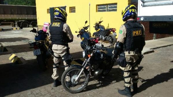 PRF recupera motocicleta roubada e prende homem que tentou fugir em ônibus.(Imagem:PRF)