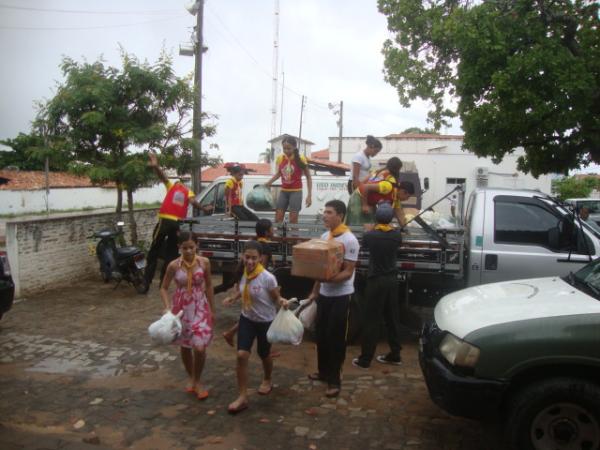 Levando as cestas para o depósito no Quartel(Imagem:redação)