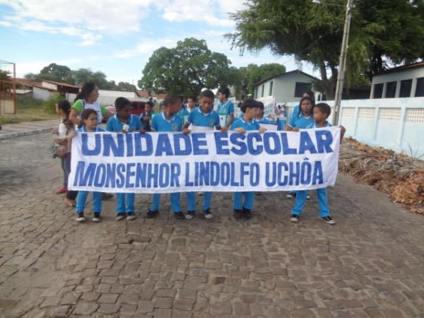 Alunos realizaram caminhada pela preservação do Meio Ambiente em Floriano.(Imagem:FlorianoNews)