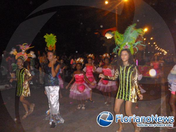 Desfile das escolas de samba atrai grande público no último dia de Carnaval em Floriano.(Imagem:FlorianoNews)