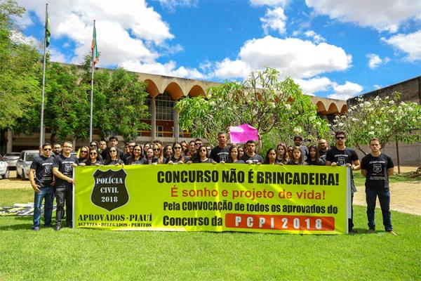 Aprovados em concurso da Polícia Civil do Piauí protestam por convocação.(Imagem:Roberta Aline/ Cidadeverde.com)