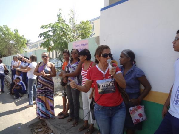 Alunos e professores do colégio Estadual realizaram protesto.(Imagem:FlorianoNews)