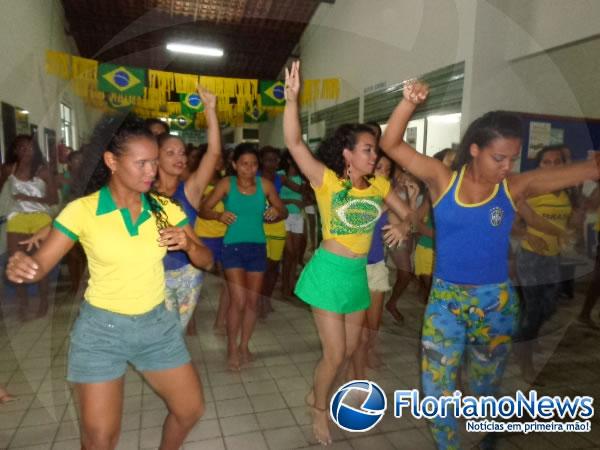 Acadêmicos da UESPI demonstraram patriotismo através de projeto de dança.(Imagem:FlorianoNews)