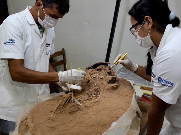 Arqueólogos trabalham em laboratório na escavação de uma criança enterrada há cerca de 3.500 anos no Piauí.(Imagem:Pedro Santiago/G1)