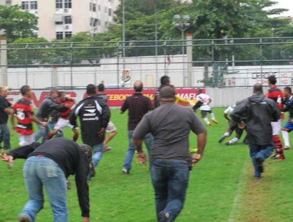 Jogadores de Flamengo e Vasco se envolvem em briga.(Imagem:Gustavo Rotstein / Globoesporte.com)