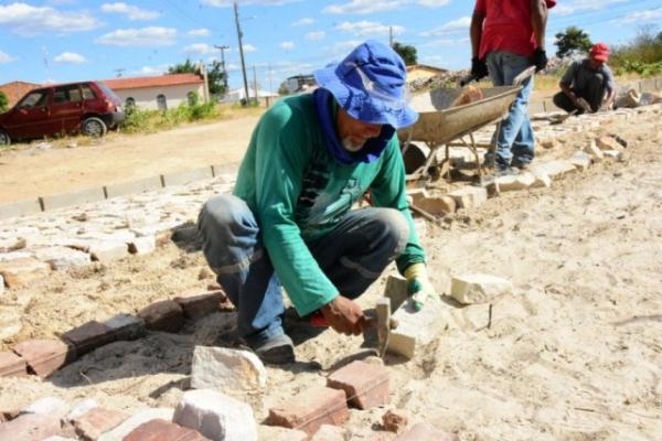 Bairro Alto da Guia recebe pavimentação poliédrica.(Imagem:SECOM)