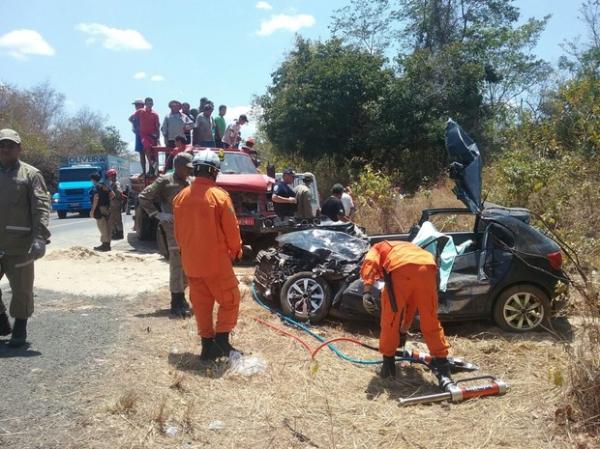 Colisão deixa duas pessoas mortas e outra gravemente ferida na BR-316.(Imagem:Juliana Barros/G1)