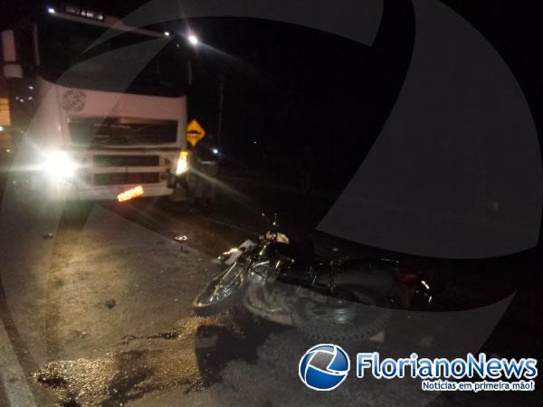 Colisão frontal entre moto e carreta deixa um morto na BR-230.(Imagem:FlorianoNews)