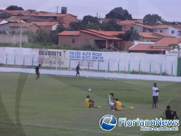 Vanin prega ?pés no chão? e diz que campo favorece o adversário.(Imagem:FlorianoNews)