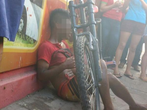 Homem ficou caído na calçada do local esperando socorro.(Imagem:Divulgação/Polícia Militar)