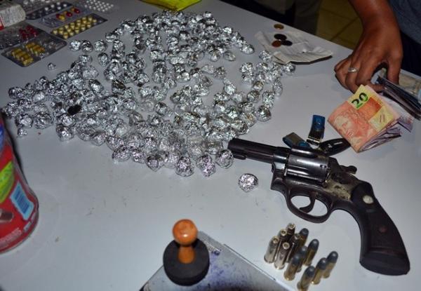 Polícia encontrou droga pronta para a venda, arma, munições e dinheiro.(Imagem:kairo Amaral/PortalCostaNorte)