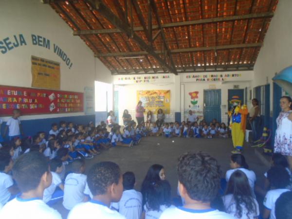 Abertura da semana da criança em escola tem presença do Palhaço Carrapeta.(Imagem:FlorianoNews)