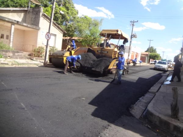 Rua Clementino Ribeiro recebe pavimentação asfáltica.(Imagem:FlorianoNews)