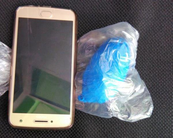 Mulher é flagrada ao tentar levar celular e droga para o marido preso.(Imagem:Cidadeverde.com)