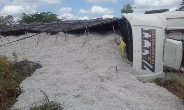 Caminhão carregado de algodão capota na zona rural de Floriano.(Imagem:Divulgação)