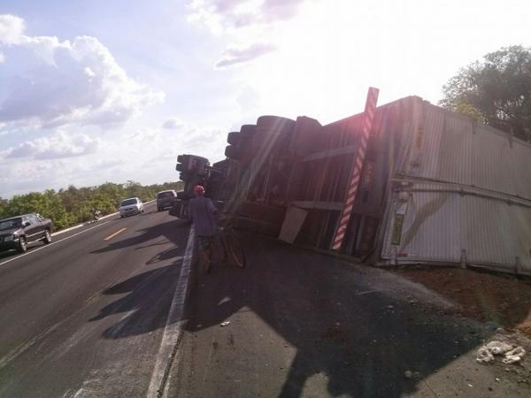 Carreta carregada de vidro tomba e deixa mulher gravemente ferida.(Imagem:Realidade em Foco)