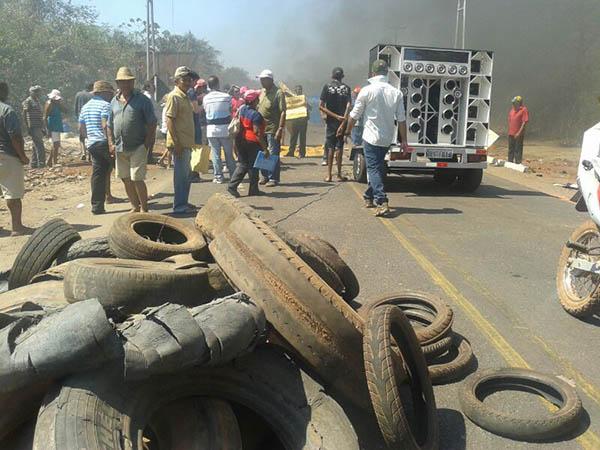 Usuários de ônibus interditam novamente rodovia PI 113(Imagem:Fabiano Silva)