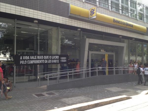 Faixas foram colocadas em frente ao Banco do Brasil no Centro de Teresina. (Imagem:Gil Oliveira/G1)