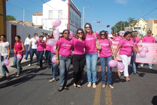 Caminhada Outubro Rosa mobilizou população florianense.(Imagem:Waldemir Miranda)