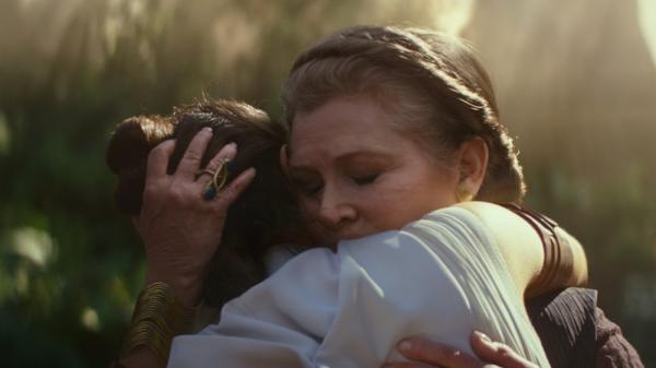 Daisy Ridley e Carrie Fisher em cena de 