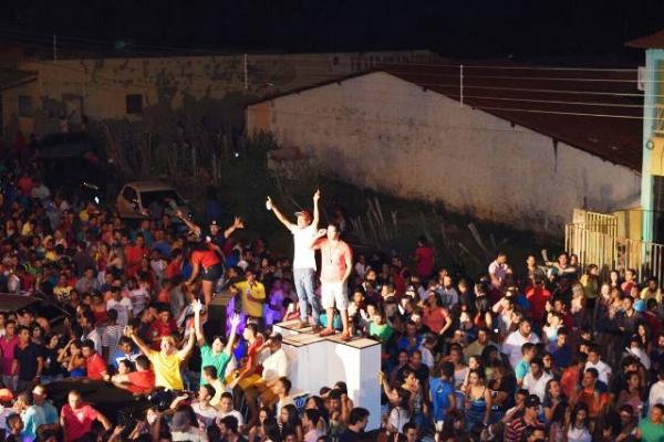 Arrastão atrai milhares de pessoas à Avenida Beira Rio no aniversário da cidade.(Imagem:Secom)