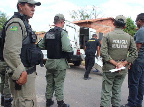 Jovem de 17 anos é morto com cinco tiros na Vila Irmã Dulce.(Imagem:Catarina Costa/G1 PI)