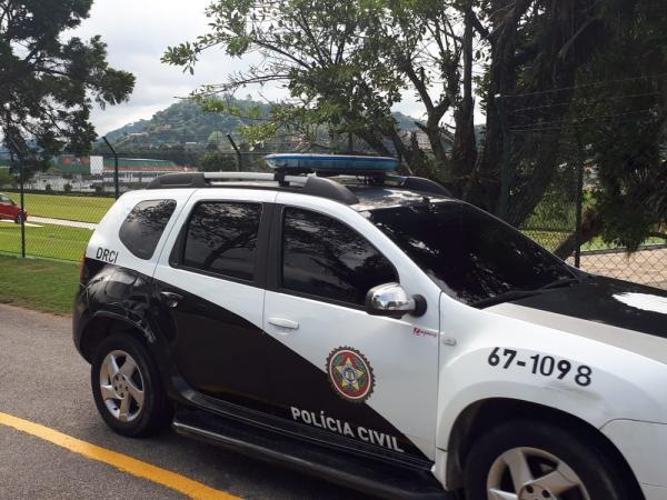 Policiais entram na Granja para entregar intimação a Neymar.(Imagem:Márcio Iannacca)