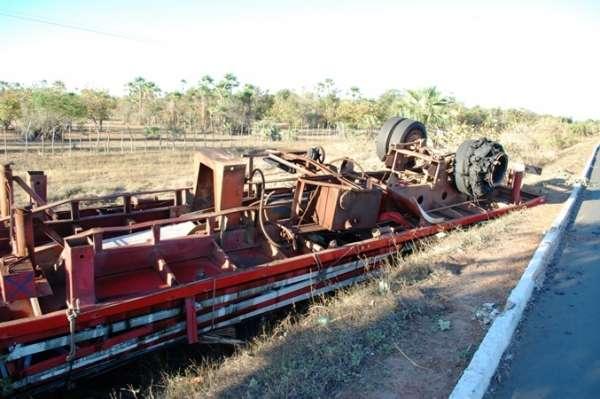 Carreta tomba depois de um pneu estourar na BR-343.(Imagem:Divulgação)